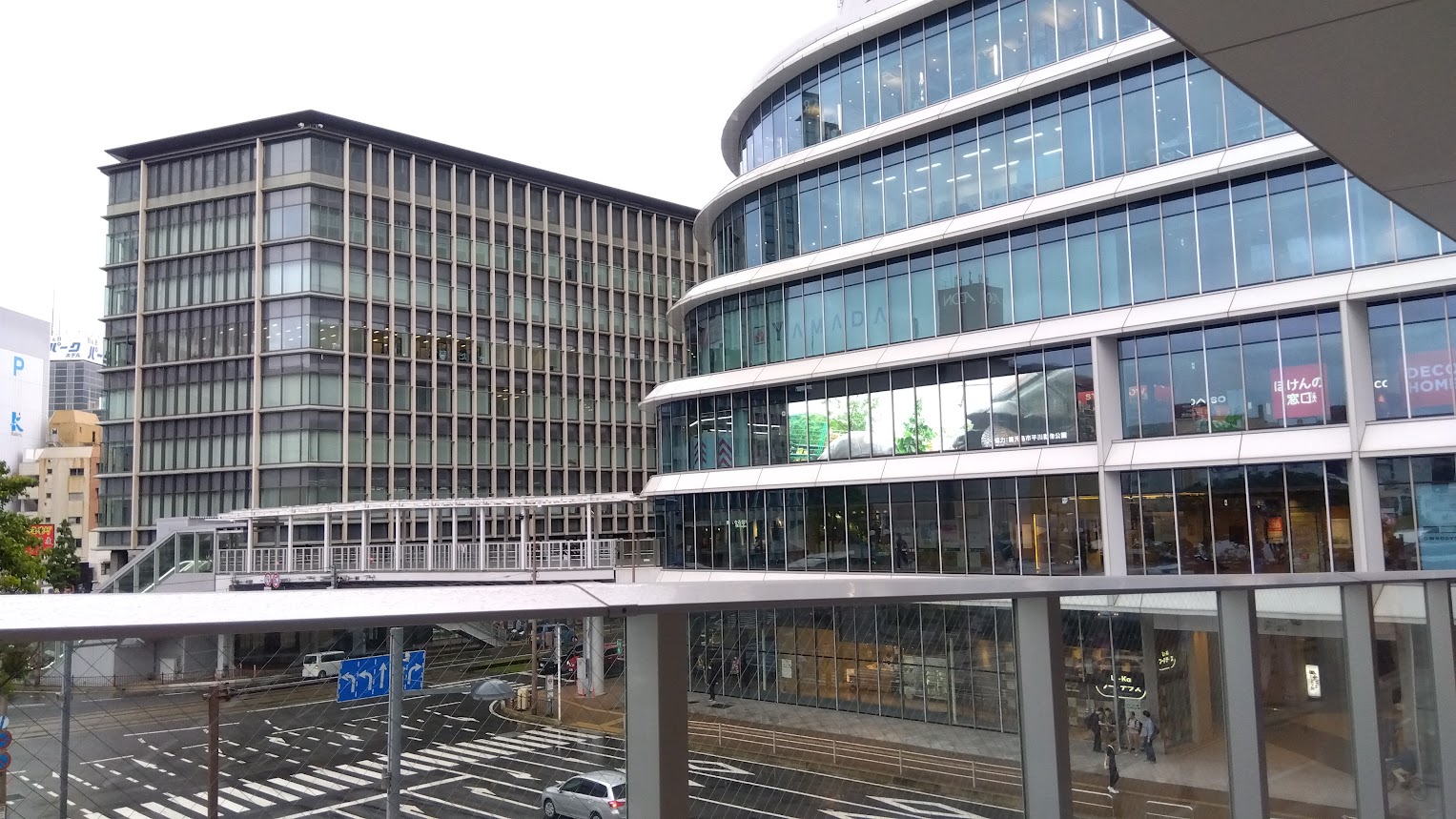 鹿児島中央駅前の雨の風景