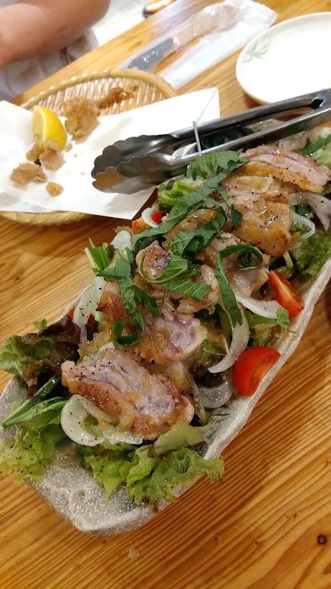 ２件目料理鳥刺しのサラダ