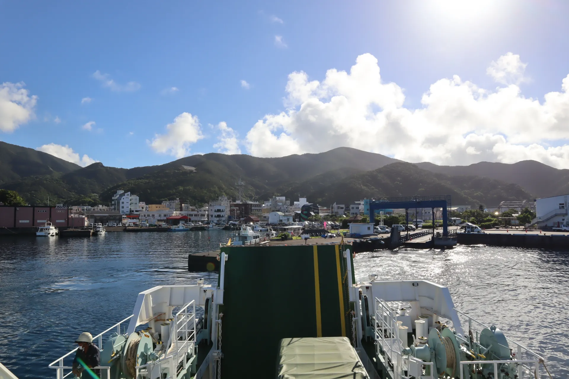 船で荷物を運んでいる画像