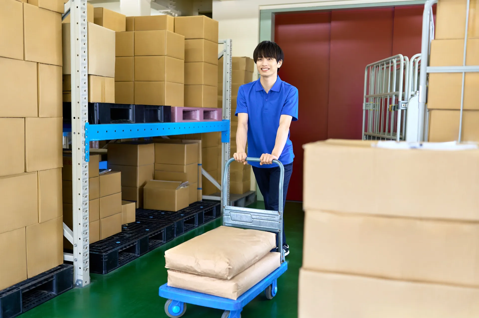 荷台に荷物を乗せて運んでいる画像