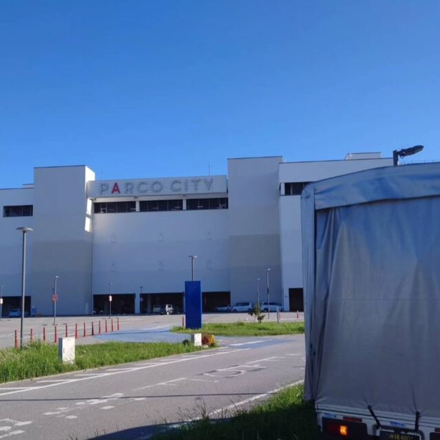 🟢 【本日の運搬レポート】
沖縄の引越会社「えこぶ運送」代表・池野です！

■日付：11月8日※積み込むは前日
■ルート：ライカム沖縄 → サンエーパルコシティ
■内容：イベント用品の運搬
■ご依頼元：いつもご利用いただいている企業さま
■対応：作業員1名
■料金：非公開

大切なイベント備品を、安全かつ迅速に搬送いたしました✨
リピートでご利用いただけるのは、本当に嬉しいことです。
いつもいつもありがとうございます🙇‍♂️

◆今日の一言◆
「信頼の積み重ねが、えこぶ運送の力になります！」

#えこぶ運送
#沖縄引越し
#イベント運搬
#ライカム沖縄
#サンエーパルコシティ
#法人向けサービス
#リピートご依頼
#安心安全
#地域密着
#荷物運びはえこぶにお任せ

👉 お見積り・ご相談はLINEが便利です📱
https://lin.ee/4jVmRie