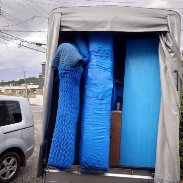 🗓️【本日の作業レポート】12月1日｜2カ所積み込みの変則引越し

沖縄の引越・軽貨物「えこぶ運送」代表、池野です🚛

🚛 本日の作業内容

■ 引っ越し元①：北谷町 宮城
■ 引っ越し元②：北中城村 熱田
■ 引っ越し先：沖縄市 桃原

本日は積み込み2カ所の変則対応。
北谷でテーブル積み → 熱田でキングベッド・棚積み → 沖縄市で荷降ろしの流れでした。

キングサイズベッドは階段2階に通らず搬入を断念⚠️
安全を最優先し、後日「窓から吊り上げ作業」にて対応予定となっています🪟🪢

💰 料金・対応

■ 作業員2名対応：￥23,000（税込）

🧠 今日の一言（池野節）

「階段が無理なら窓がある。焦らず、安全、リベンジ👌」

🏷️ ハッシュタグ

#えこぶ運送 #沖縄引越し #軽貨物 #軽トラ便 #地域密着 #2カ所積み込み #北谷町宮城 #北中城村熱田 #沖縄市桃原 #テーブル運搬 #キングサイズベッド #階段搬入断念 #吊り上げ作業は後日 #追加作業あり #安全第一 #積完 #丁寧作業 #現場判断 #単身引越し #ファミリー引越し #運搬1点からOK #沖縄家具配送 #見積もり受付中