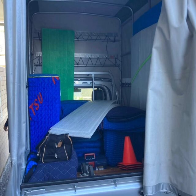 🟢 【本日の運搬レポート】
沖縄の引越し会社「えこぶ運送」代表・池野です！

■ 日付：12月9日
■ ルート：那覇市曙 → 那覇市安謝
■ お引越し内容：
・FAX
・FAX台
・本棚 ほか

■ 料金：12,000円
■ 対応：軽トラック1台＋作業員2名

近距離の小さな引越しも大歓迎。
FAX台や棚のような中型家具でも、搬出・搬入までスムーズに対応します。
曙・安謝エリアのご依頼も増えており、地元密着で柔軟に動いています。

お見積り・ご相談はLINEが便利です📱
👉 https://lin.ee/4jVmRie

◆ 今日の一言 ◆
「近い距離でもプロが運ぶと早い。」

#えこぶ運送
#沖縄引越し
#那覇市曙
#那覇市安謝
#家具1点OK
#軽トラ便
#地域密着
#引越しはえこぶにお任せ