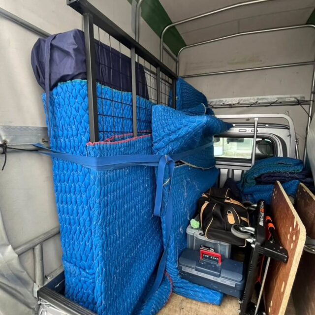 🟢 【本日の運搬レポート】
沖縄の引越会社「えこぶ運送」代表・池野です🚚

■ 日付：12月19日
■ 引っ越し元：那覇市小禄
■ 引っ越し先：那覇市楚辺

■ 運搬内容
・セミダブルベッド（フレーム付き）
　※解体・組み立て作業込み

今回はジモティーで購入されたベッドの運搬依頼。
ご購入者さまからご連絡をいただき、昨日お問い合わせ → 本日対応のスピード案件でした💨

■ 料金：11,000円（税込）
■ 対応：作業員2名

解体から搬出、搬入後の組み立てまでスムーズに完了✨
家具1点からでも、こうした「購入後の運搬」しっかり対応します！

📱お見積り・ご相談はLINEが便利
👉 https://lin.ee/4jVmRie

◆ 今日の一言 ◆
「欲しいを、今日のうちに届ける。」

#えこぶ運送
#沖縄引越し
#那覇市小禄
#那覇市楚辺
#ジモティー購入品
ベッド運搬
家具1点からOK
軽トラ便
即日対応
地域密着
引越しはえこぶにお任せ