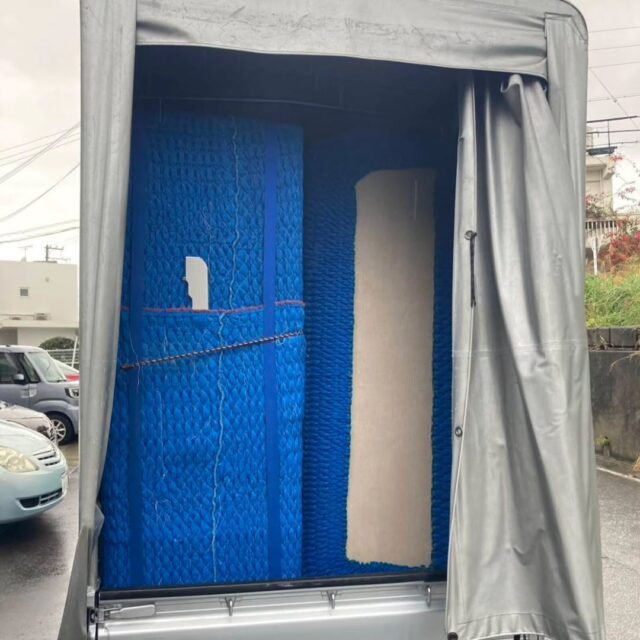 🟢 【本日の運搬レポート】
沖縄の引越会社「えこぶ運送」代表・池野です🚚

■ 日付：12月20日
■ 運搬ルート：うるま市宮里 → 沖縄市照屋

■ 作業内容
・冷蔵庫
・洗濯機
・新居にて食器棚・ソファの室内移動あり

家電の運搬に加えて、新居内での家具移動も同時対応。
引越し後にありがちな「やっぱり配置変えたい…」もまとめて解決しました💡

■ 作業員：2名
■ 料金：20,000円（税込）

搬出・搬入ともに動線を確認しながら、安全第一で作業完了です👌
運ぶだけでなく、暮らしが整うところまでサポートします。

📱お見積り・ご相談はLINEが便利
👉 https://lin.ee/4jVmRie

◆ 今日の一言 ◆
「引越し後の“ちょっと困った”も、任せてください。」

#えこぶ運送
#沖縄引越し
#うるま市
#沖縄市
#家電運搬
冷蔵庫運搬
洗濯機運搬
家具移動
作業員2名
地域密着
引越しはえこぶにお任せ
