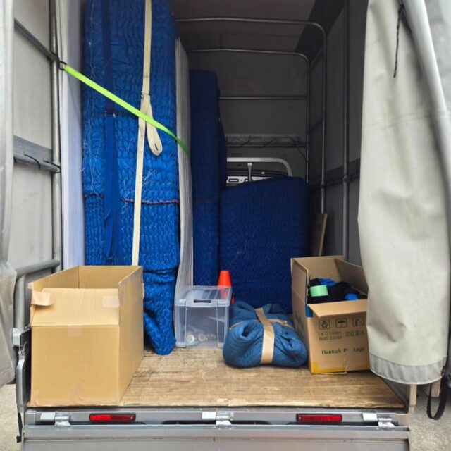 🟢 【本日の運搬レポート】
沖縄の引越会社「えこぶ運送」代表・池野です🚚

■ 日付：12月22日
■ 引っ越し元：宜野湾市嘉数
■ 引っ越し先：北中城村安谷屋

■ 作業内容
・冷蔵庫
・洗濯機
・食器棚

家電＋家具の組み合わせでの運搬作業。
サイズのある食器棚も、養生を行い安全第一で対応しました。

■ 作業員：2名
■ 料金：17,000円（税込）

搬出・搬入ともにスムーズで、予定時間内に無事完了です👌
単身引越しや家電・家具数点のみのご依頼も、内容に応じて柔軟に対応しています。

📱お見積り・ご相談はLINEが便利
👉 https://lin.ee/4jVmRie

◆ 今日の一言 ◆
「運ぶだけじゃなく、安心も一緒に。」

#えこぶ運送
#沖縄引越し
#宜野湾市
#北中城村
#家電運搬
食器棚運搬
単身引越し
作業員2名
軽トラ便
地域密着
引越しはえこぶにお任せ