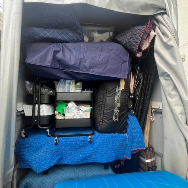 🟢 【本日の運搬レポート】
沖縄の引越会社「えこぶ運送」代表・池野です🚚

■ 日付：12月21日
■ 引っ越し元：那覇市安謝
■ 引っ越し先：那覇市長田

■ 作業内容
・冷蔵庫
・洗濯機
・ベッド（解体・組み立て作業込み）
他

今回は階段4階 → 階段4階の運搬作業。
家電に加え、ベッドは解体から搬出、搬入後の組み立てまで対応しました💪

階段作業でしたが、動線を確認しながら安全第一で無事完了です。

■ 作業員：2名
■ 料金：28,000円（税込）

階段作業や解体・組み立てが必要なケースも、内容に応じて柔軟に対応しています。
「これいけるかな？」というご相談も、まずはお気軽にどうぞ。

📱お見積り・ご相談はLINEが便利
👉 https://lin.ee/4jVmRie

◆ 今日の一言 ◆
「階段が多くても、手は抜きません。」

#えこぶ運送
#沖縄引越し
#那覇市安謝
#那覇市長田
#階段4階
冷蔵庫運搬
洗濯機運搬
ベッド解体組立
作業員2名
地域密着
引越しはえこぶにお任せ