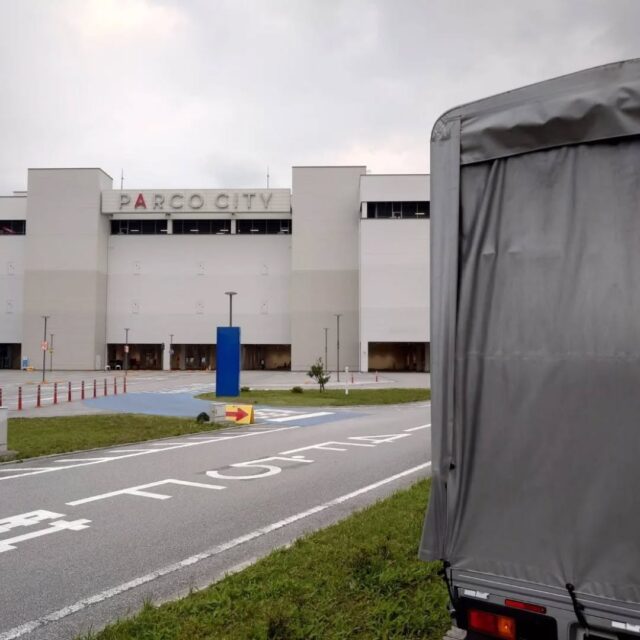 🟢 【本日の運搬レポート｜2026年 新年一発目】
沖縄の運送会社「えこぶ運送」代表・池野です🚚

■ 作業日：
・1月6日：倉庫にて積み込み
・1月7日：浦添サンエーパルコシティへ搬入

■ 運搬ルート：
企業さま倉庫 → 浦添サンエーパルコシティ

昨年末の
「イオンモール沖縄ライカム → 倉庫」
に続き、今回は逆ルートでの配送対応。

年明け早々、いつもお声がけいただいている企業さまからのご依頼で、
えこぶ運送・沖縄の2026年新年一発目の仕事となりました。

積み込みから翌日のモール搬入まで、段取り通りスムーズに完了。
今年も変わらず、小回りの利く企業配送を大切にしていきます。

■ 対応：軽トラック1台
■ 作業員：1名
■ 料金：非公開

◆ 今日の一言（新年一発目） ◆
「今年も、信頼から始まる。」

#えこぶ運送
#沖縄運送
#企業配送
#浦添サンエーパルコシティ
#軽トラ便
新年一発目
法人取引
倉庫積み込み
地域密着
今年もよろしくお願いします