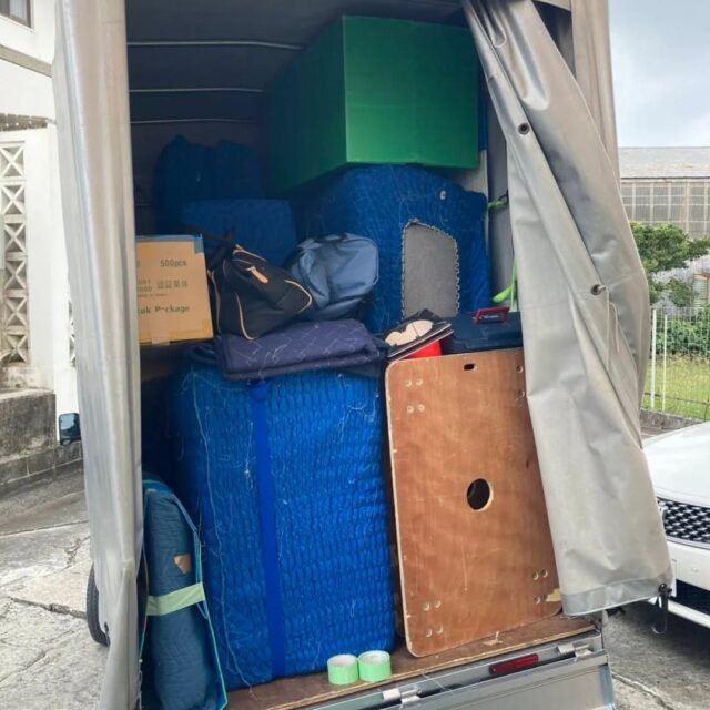 🟢 【本日の運搬レポート】
沖縄の引越会社「えこぶ運送」代表・池野です🚚

■ 日付：1月8日（木）
■ 引っ越し元：南城市大里古堅
■ 引っ越し先：豊見城市根差部

■ 作業内容
・冷蔵庫
・洗濯機
・テレビ 他
・エアコン脱着工事（※別料金）

家電中心のお引越しに加え、エアコンの取り外し・取り付け工事も同時対応。
引越しと工事をまとめて進めることで、スムーズに作業完了しました。

■ 作業員：2名
■ 料金：22,000円（税込）
※エアコン脱着工事は別料金

運搬だけでなく、付随する工事も含めてワンストップ対応可能です。
引越しに伴う細かなご相談も、お気軽にお問い合わせください。

📱お見積り・ご相談はLINEが便利
👉 https://lin.ee/4jVmRie

◆ 今日の一言 ◆
「まとめて任せると、引越しは楽になる。」

#えこぶ運送
#沖縄引越し
#南城市
#豊見城市
#家電運搬
冷蔵庫運搬
洗濯機運搬
テレビ運搬
エアコン脱着
作業員2名
地域密着
引越しはえこぶにお任せ