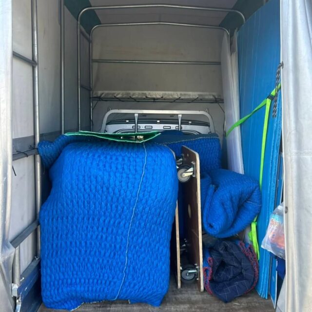 🟢 【本日の運搬レポート】
沖縄の引越会社「えこぶ運送」代表・池野です🚚

■ 日付：1月10日
■ 運搬ルート：読谷村座喜味 → 那覇市天久

■ 運搬内容
・ニトリ 3人がけジョイントソファー

今回はジモティーでの個人売買商品の運搬依頼。
大型ソファーのため、搬出・搬入ともに動線を確認しながら慎重に対応しました。

■ 作業員：2名
■ 料金：18,000円（税込）

「買ったはいいけど、運べない…」
そんなジモティー・メルカリ購入品の運搬もお任せください。
家具1点からでも対応しています。

📱お見積り・ご相談はLINEが便利
👉 https://lin.ee/4jVmRie

◆ 今日の一言 ◆
「欲しい家具は、運びまでがセット。」

#えこぶ運送
#沖縄引越し
#読谷村
#那覇市天久
#ジモティー
個人売買
ニトリ
ソファー運搬
家具1点からOK
作業員2名
地域密着
引越しはえこぶにお任せ