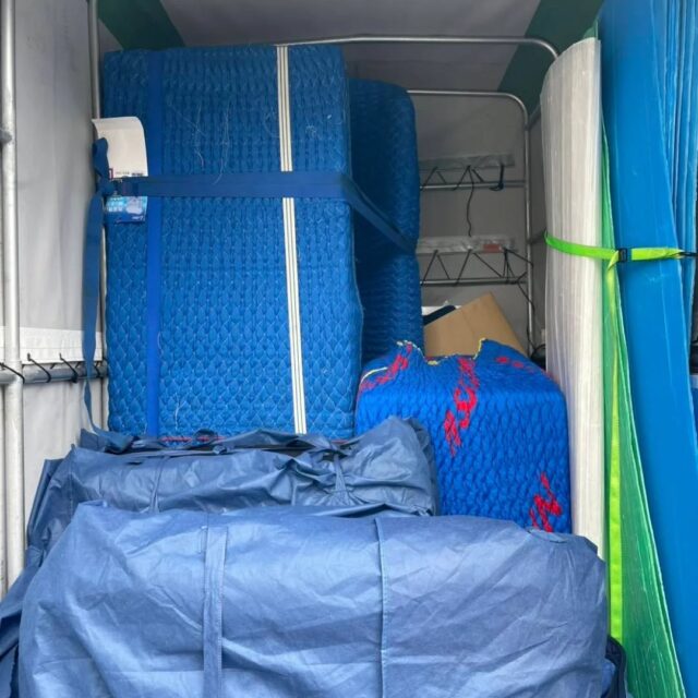 🟢 【本日の作業レポート】
沖縄の引越会社「えこぶ運送」代表・池野です🚛
■ 日付：4月4日
■ ルート：西原町幸地 → 首里石嶺町（近距離）
■ 作業内容：
・冷蔵庫
・洗濯機
・ソファ
生活家電＋大型家具の運搬案件📦
冷蔵庫やソファなど、サイズ・重量ともにあるため
作業員2名にて安全第一で対応しました💪
搬出・搬入ともにしっかり養生を行い、
建物やお荷物に配慮しながらスムーズに作業完了👌
近距離でも油断せず、
一件一件丁寧に対応しています。
■ 車両：2トン車
■ 作業員：2名
■ 料金：30,000円（税込）
単身引越しから家具家電のみの運搬まで、
柔軟に対応しております📱
👉 https://lin.ee/4jVmRie⁠�
◆ 今日の一言 ◆
「近距離こそ、段取りと丁寧さが差になる。」
#えこぶ運送
#沖縄引越し
#西原町
#首里石嶺町
#家具家電運搬
単身引越し
軽貨物
地域密着