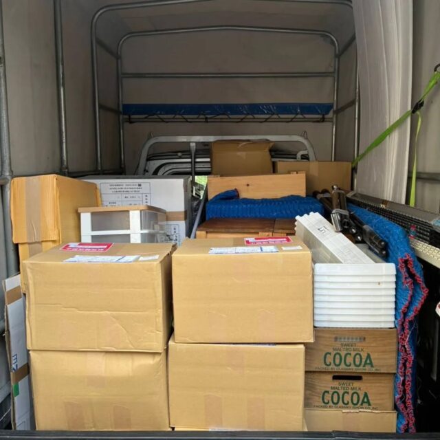 🟢 【本日の作業レポート】
沖縄の引越会社「えこぶ運送」代表・池野です🚛
■ 日付：4月10日
■ ルート：那覇市西 → 那覇市具志
■ 作業内容：
・段ボール多数
・本棚
・衣装ケースなどの収納棚
段ボール中心の引越し案件📦
荷物量は多めでしたが、
一つ一つ仕分けしながら効率よく積み込み👍
本棚や収納棚は傷防止のためしっかり養生し、
搬出・搬入ともに丁寧に対応しました💪
段ボールが多い案件は、
積み方と段取りで作業スピードが大きく変わります。
■ 車両：2トン車
■ 作業員：2名
■ 料金：33,000円（税込）
段ボール中心の引越しや、
家具少なめの案件もお任せください📱
👉 https://lin.ee/4jVmRie⁠�
◆ 今日の一言 ◆
「積み方ひとつで、作業の質が変わる。」
#えこぶ運送
#沖縄引越し
#那覇市
#段ボール引越し
#単身引越し
軽貨物
地域密着
引越しはえこぶにお任せ